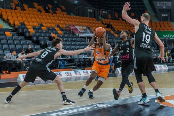 她们凭借着 她们凭借着